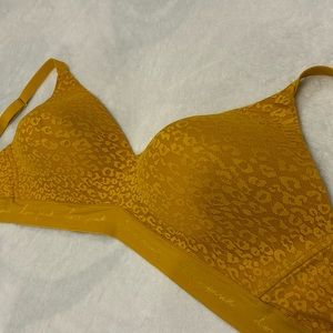 VS Pink Wear Everywhere wireless lightly lined 38DDD banded golden lace bra